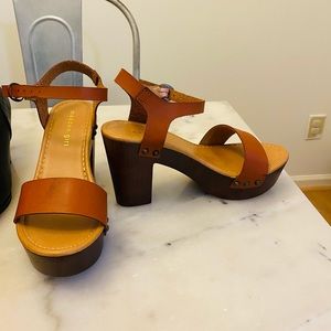 Madden girl. Lift platform sandal cognac